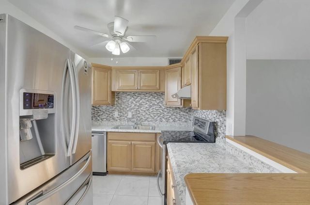 3 of 24 - 136 Somerset G, West Palm Beach, FL