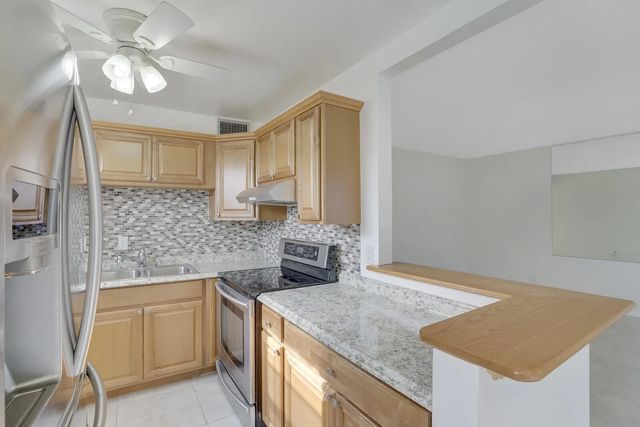 4 of 24 - 136 Somerset G, West Palm Beach, FL