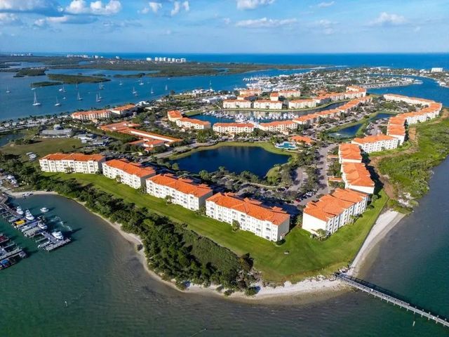 27 Harbour Isle Drive W #305, Fort Pierce