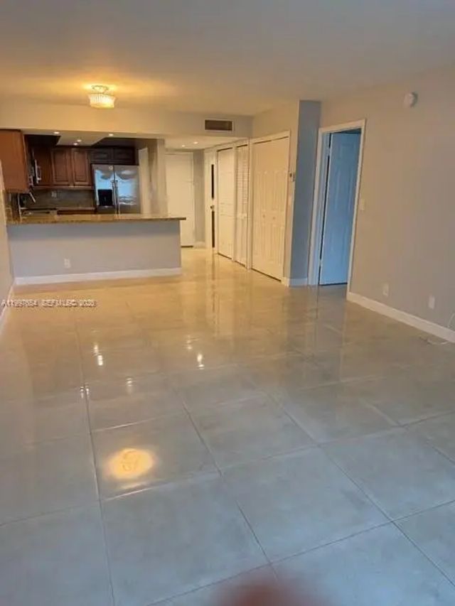 100 Lakeview Drive #115, Weston