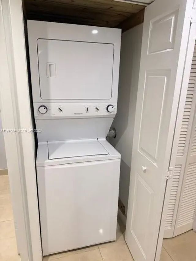 4 of 8 - 100 Lakeview Drive #115, Weston, FL