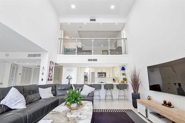 20341 W Country Club Drive #th-11, Aventura
