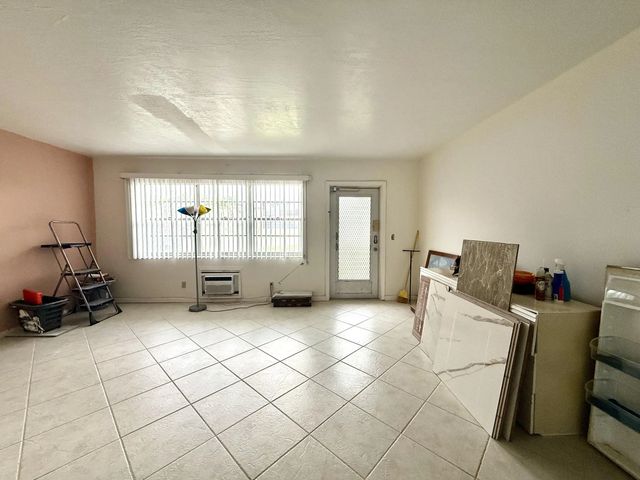 3 of 27 - 343 Chatham Q, West Palm Beach, FL