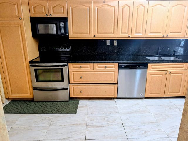 4 of 27 - 6651 Racquet Club Drive, Lauderhill, FL
