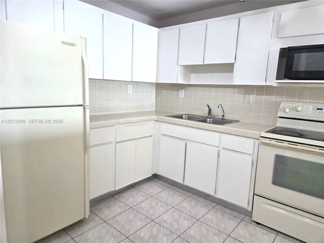 4 of 40 - 4670 W 13th Lane #507, Hialeah, FL