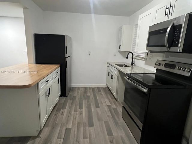 4 of 11 - 1560 Ne 151st Street #102, Miami, FL