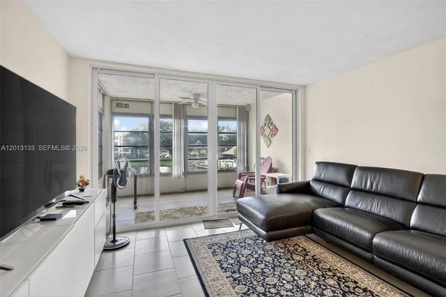 3 of 43 - 9330 Lagoon Place #307, Davie, FL
