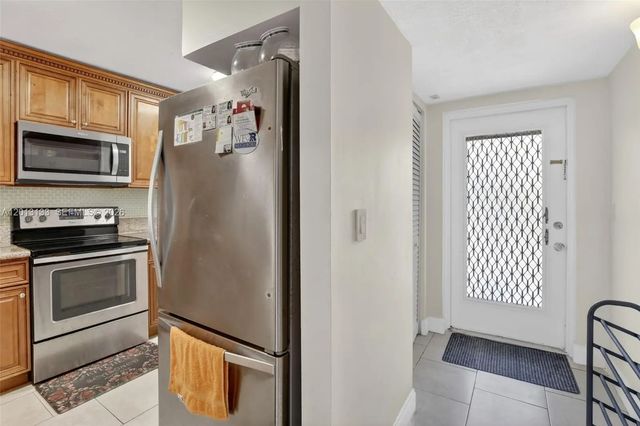 4 of 43 - 9330 Lagoon Place #307, Davie, FL