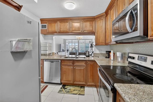 5 of 43 - 9330 Lagoon Place #307, Davie, FL