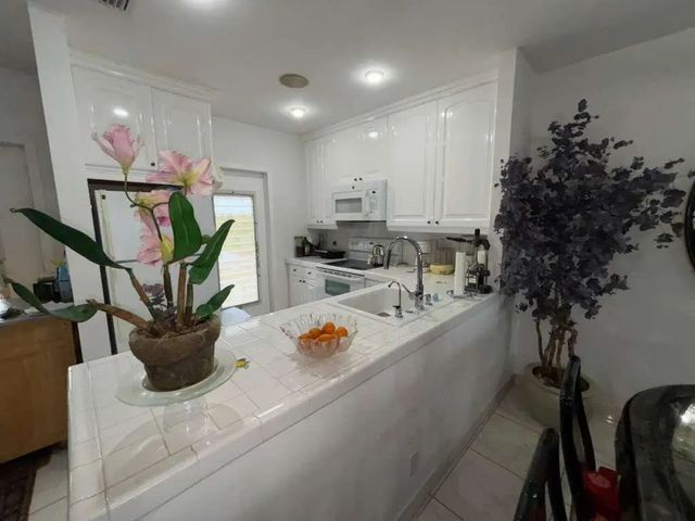 5 of 15 - 4706 Nw 36th Street #605, Lauderdale Lakes, FL