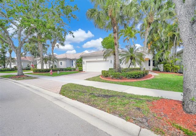 2553 Bay Pointe Drive, Weston