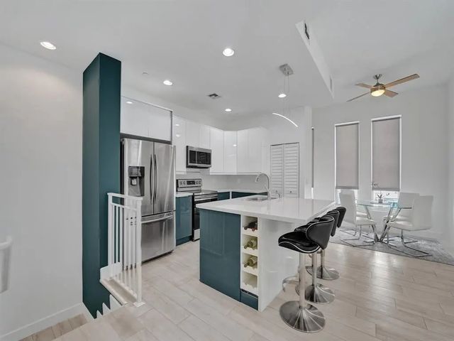 4 of 36 - 703 Se 16th Court, Fort Lauderdale, FL