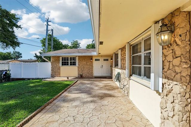 3 of 38 - 108 Se 4th Terrace, Dania Beach, FL