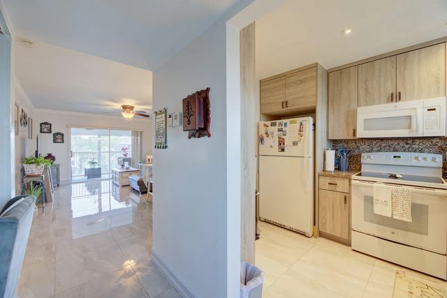 5 of 25 - 6850 Royal Palm Boulevard #303g, Margate, FL