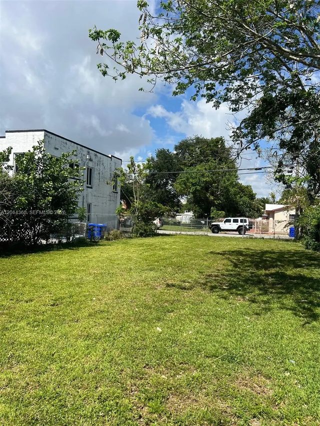 2 of 5 - 3033 Nw 8th Avenue, Miami, FL