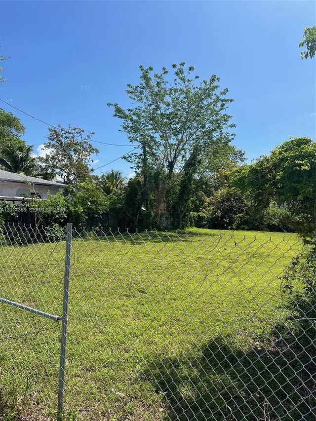 3 of 5 - 3033 Nw 8th Avenue, Miami, FL
