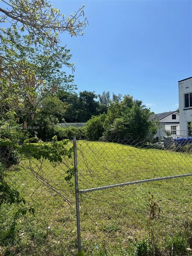 4 of 5 - 3033 Nw 8th Avenue, Miami, FL