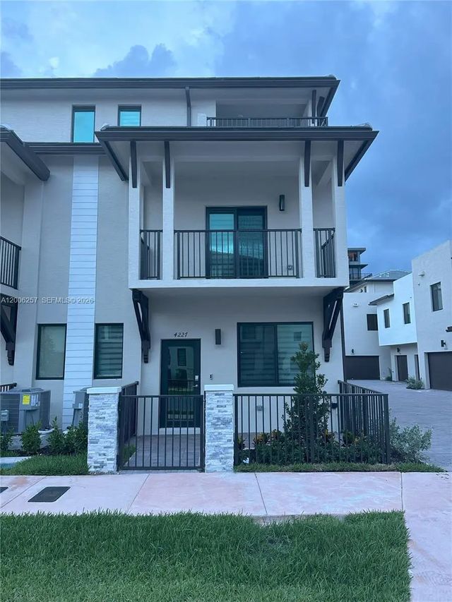 4227 Nw 83rd Path, Doral