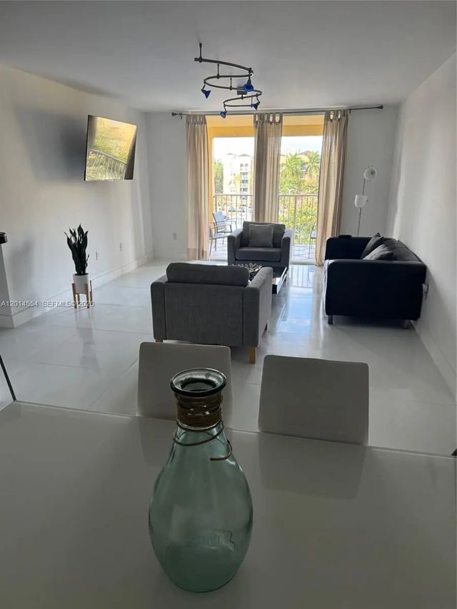 2 of 39 - 19555 E Country Club Drive #8507, Aventura, FL