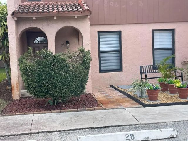 28 Madrid Lane, Davie