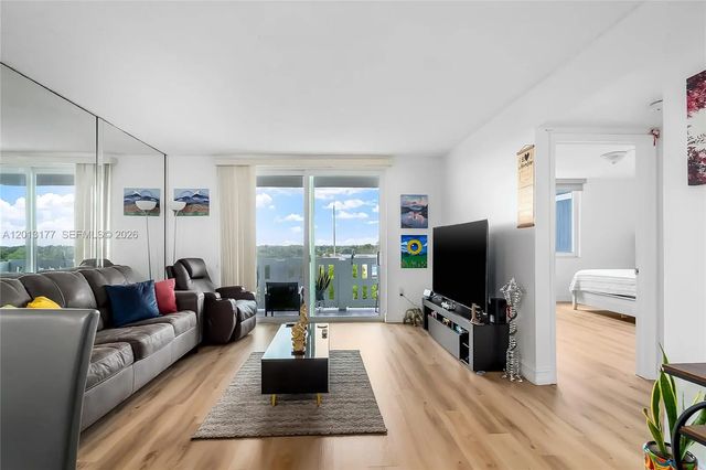 2 of 45 - 919 Hillcrest Drive #607, Hollywood, FL