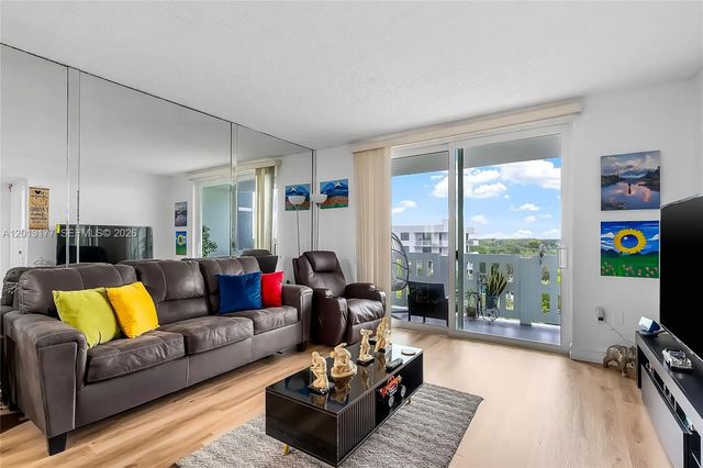 3 of 45 - 919 Hillcrest Drive #607, Hollywood, FL
