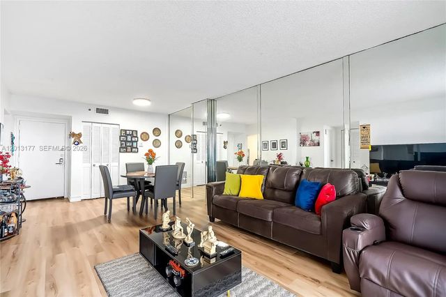 5 of 45 - 919 Hillcrest Drive #607, Hollywood, FL