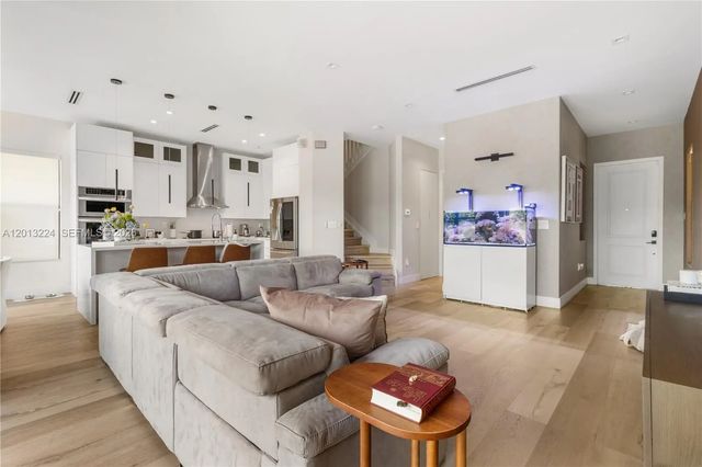 3261 W 99th Place, Hialeah