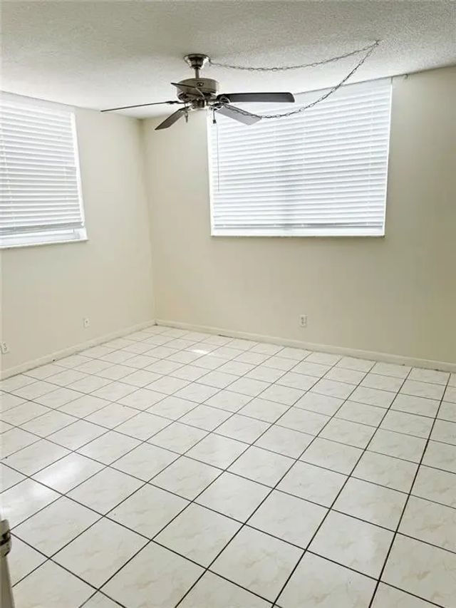 3 of 5 - 1830 Dixianna Street #201, Hollywood, FL