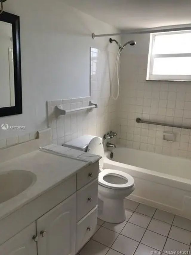 4 of 5 - 1830 Dixianna Street #201, Hollywood, FL
