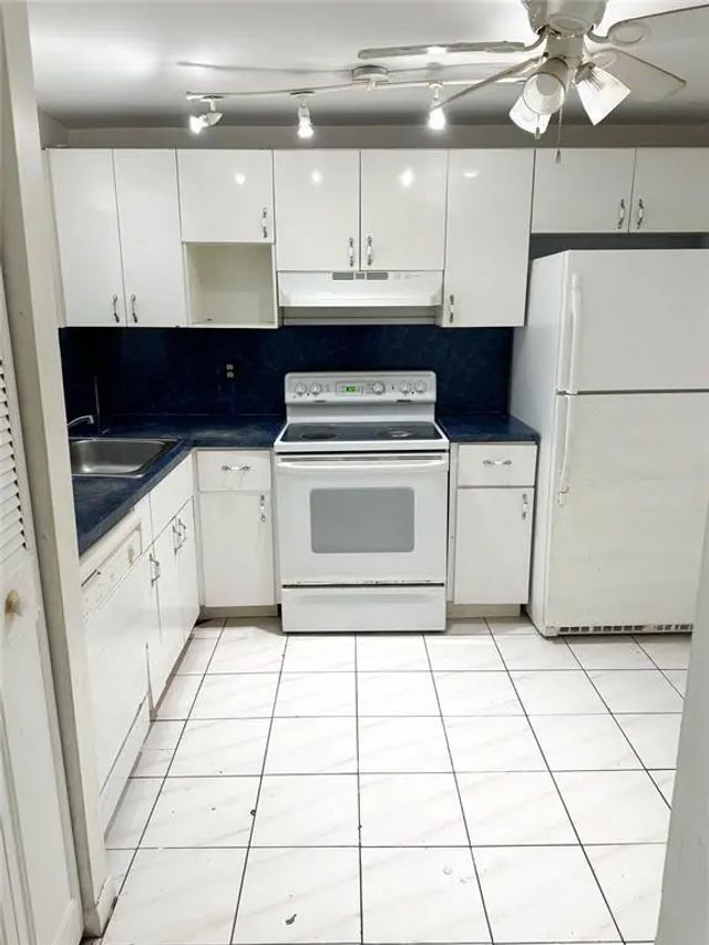 5 of 5 - 1830 Dixianna Street #201, Hollywood, FL