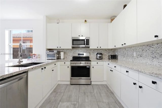 4 of 10 - 11090 Nw 84th Street, Doral, FL