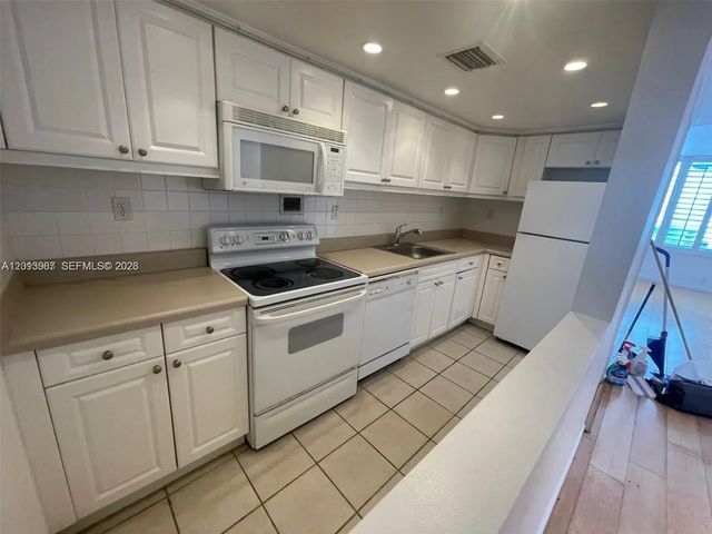 2 of 6 - 1000 West Avenue #1122, Miami Beach, FL