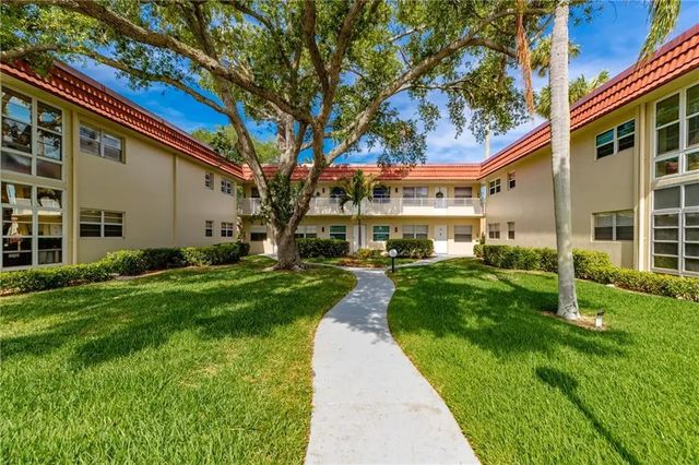 17 Vista Palm Lane #201, Vero Beach