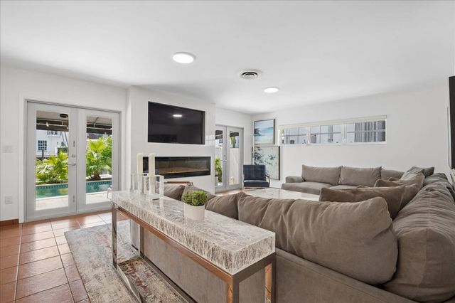 2 of 40 - 325 Coconut Isle Drive, Fort Lauderdale, FL