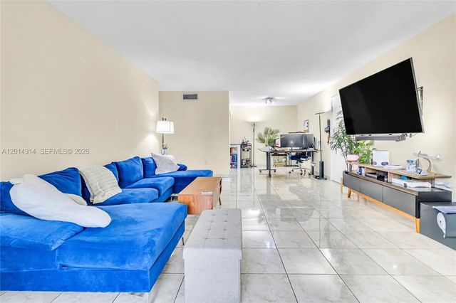 4 of 21 - 4040 N Hills Drive #20, Hollywood, FL