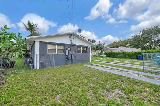 4 of 52 - 2352 Nw 102nd Street, Miami, FL