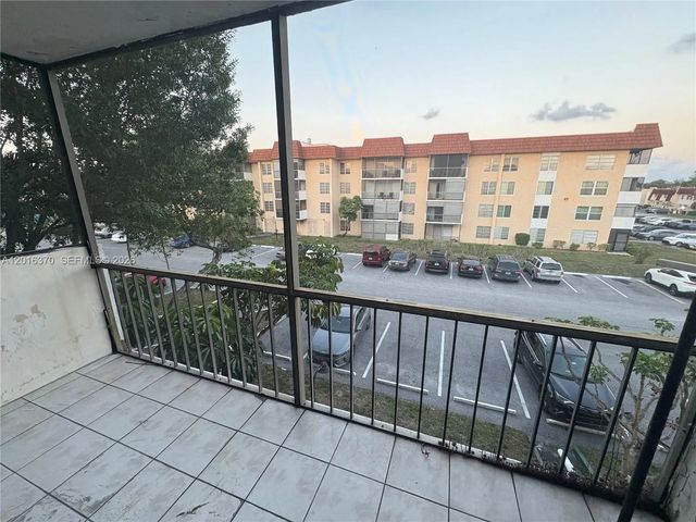 2 of 10 - 4152 Inverrary Drive #303, Lauderhill, FL
