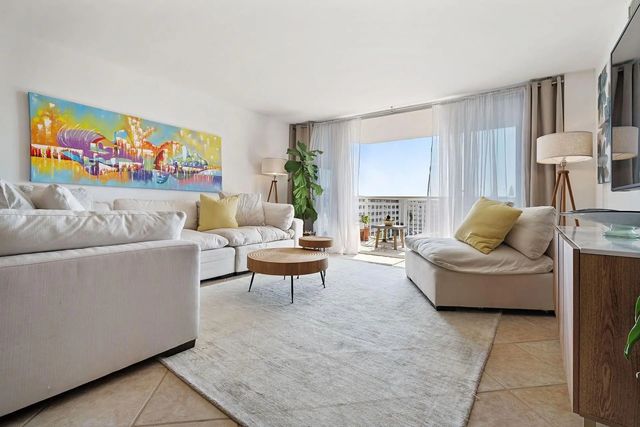 18021 Biscayne Boulevard #504, Aventura