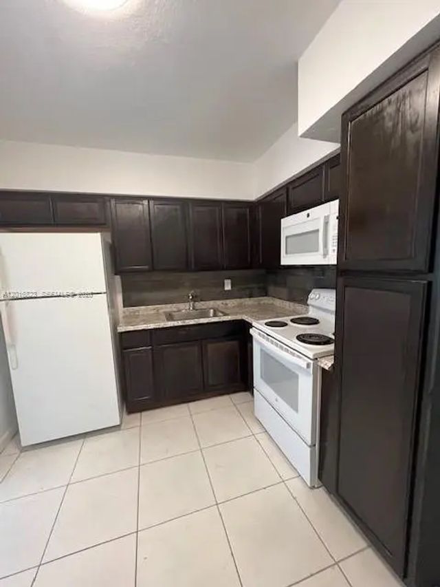 5 of 47 - 901 Sw 4th Terrace, Hallandale Beach, FL