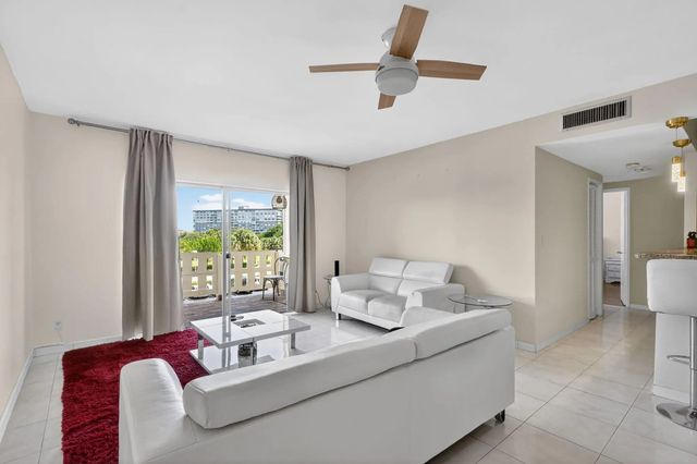 4 of 45 - 4330 Hillcrest Drive #302, Hollywood, FL