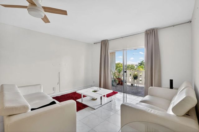 5 of 45 - 4330 Hillcrest Drive #302, Hollywood, FL