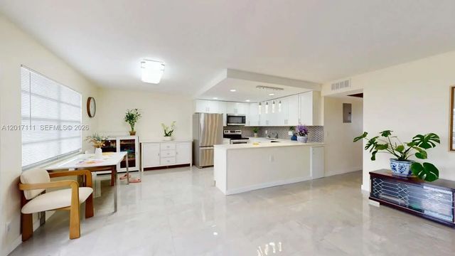 325 Wellington G #g, West Palm Beach