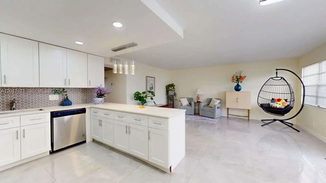5 of 30 - 325 Wellington G #g, West Palm Beach, FL