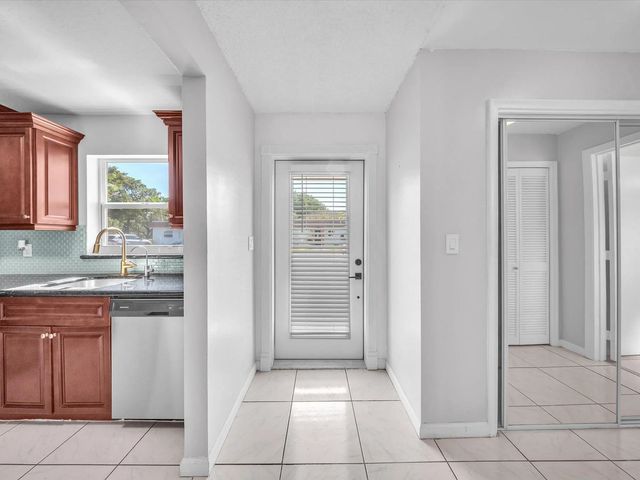 2 of 23 - 417 Sw Natura Avenue #b, Deerfield Beach, FL