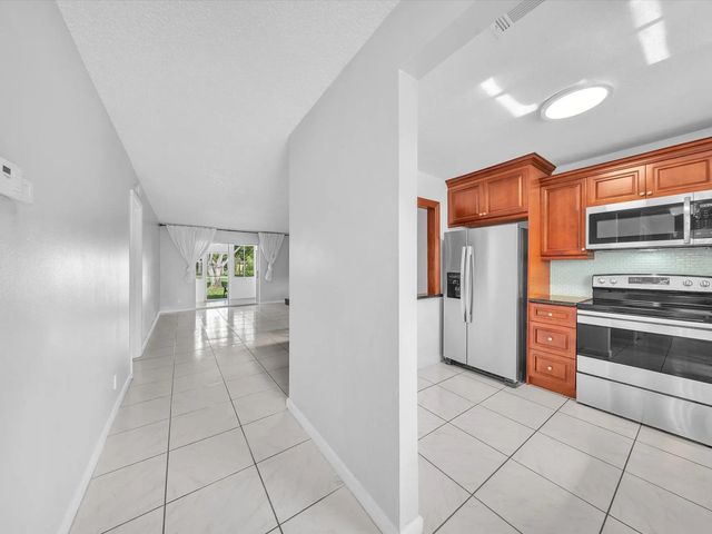 3 of 23 - 417 Sw Natura Avenue #b, Deerfield Beach, FL