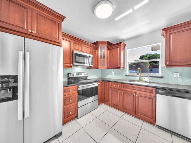 5 of 23 - 417 Sw Natura Avenue #b, Deerfield Beach, FL