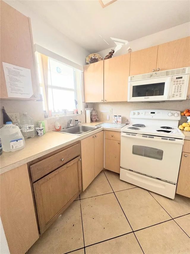 3 of 12 - 8130 Sunrise Lakes Boulevard #202, Sunrise, FL