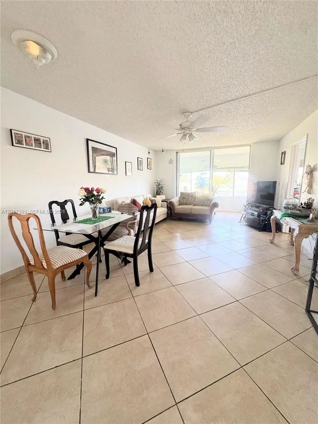5 of 12 - 8130 Sunrise Lakes Boulevard #202, Sunrise, FL