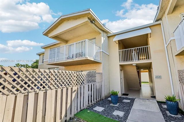 4520 Nw 79th Avenue #2d, Doral